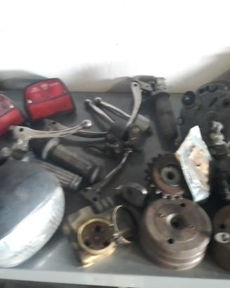 Tanti pezzi Piaggio Ciao e Si in blocco o sciolti 