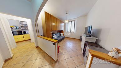 CADORAGO: Porzione di casa con terrazzo