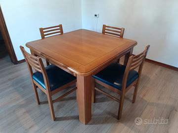 Tavolo con sedie 