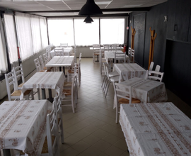 Pizzeria da asporto con posti a sedere