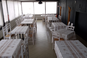 Pizzeria da asporto con posti a sedere