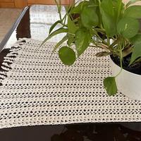 Runner all’uncinetto con frange laterali