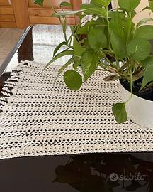 Runner all’uncinetto con frange laterali