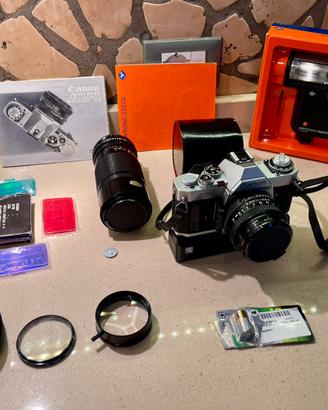 Fotocamera Canon AV-1 più Accessori