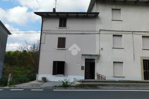 CASA SEMINDIPENDENTE A SCHEGGIA E PASCELUPO