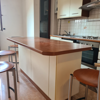 Isola Calligaris con sedie e illuminazione