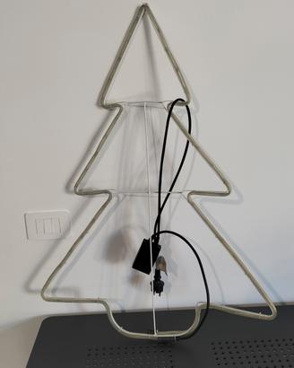 albero natale che si illumina