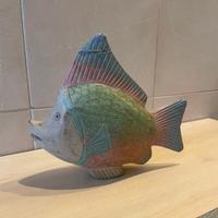 Pesce in legno intagliato e decorato da appoggio