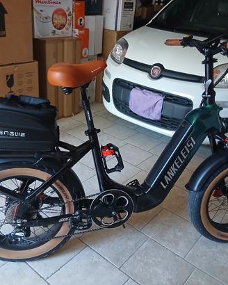 Bicicletta assistita pieghevole. 