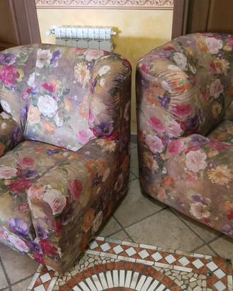 coppia di poltrone classiche vintage