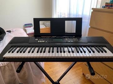 Tastiera Yamaha EZ 220 usata poco
