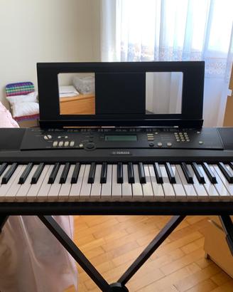 Tastiera Yamaha EZ 220 usata poco