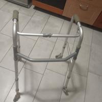 Deambulatore pieghevole per anziani con ruote

