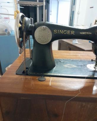 Macchina da cucire Singer con mobile