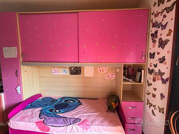 una camerata di colore rosa con un letto singolo