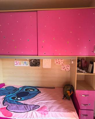 una camerata di colore rosa con un letto singolo