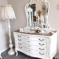 Comò rifatto in stile shabby