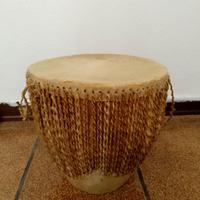Tamburo in pelle tribale africana vintage