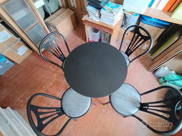 Tavolino da bar con quattro sedie