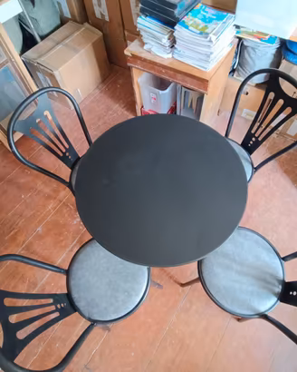 Tavolino da bar con quattro sedie