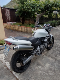 Vendesi moto Honda Hornet