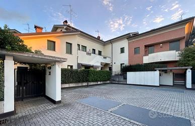 VILLA A SCHIERA A CARATE BRIANZA