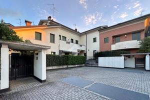 VILLA A SCHIERA A CARATE BRIANZA