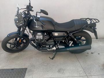 Moto Guzzi V7 2024