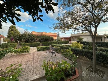 Villa con giardin in Via Incrociatori, 7