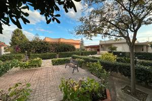 Villa con giardin in Via Incrociatori, 7