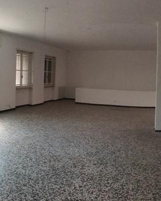 Magazzino locale commerciale 200mq 2 livelli