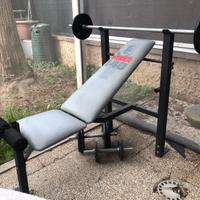 Panca palestra con bilanciere e pesi