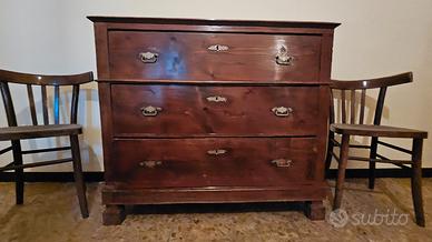 Antico cassettone con 2 sedie