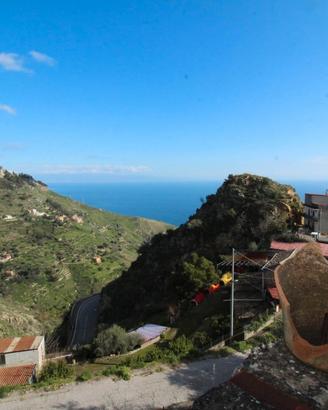 Casa singola con 1,5 mq di terreno a Castelmola