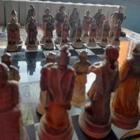 Scacchiera in vetro con pedine in ceramica fatte a