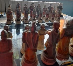 Scacchiera in vetro con pedine in ceramica fatte a