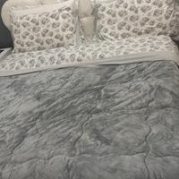 Camera da letto bianca e argento