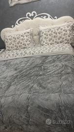 Camera da letto bianca e argento