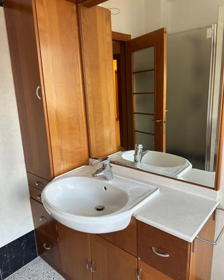 Due mobili bagno eleganti in legno con specchiere