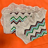 Copertina culla in filato di cotone ad uncinetto.