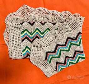 Copertina culla in filato di cotone ad uncinetto.