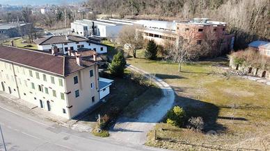 Casa di testa tricamere biservizi con giardino