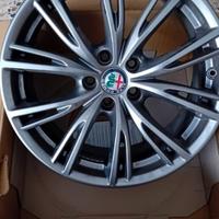 Cerchi in lega Alfa Romeo Stelvio R18