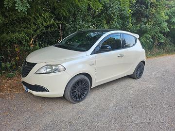 lancia y 2011