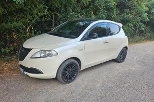 lancia y 2011