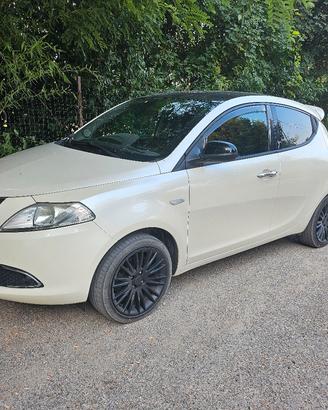 lancia y 2011