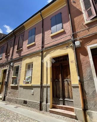 CASA SEMINDIPENDENTE A FERRARA