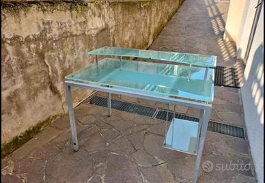 Scrivanie in vetro con strutture in metallo