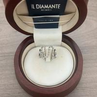 Anello ad onde in oro bianco e diamanti