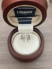 Anello ad onde in oro bianco e diamanti